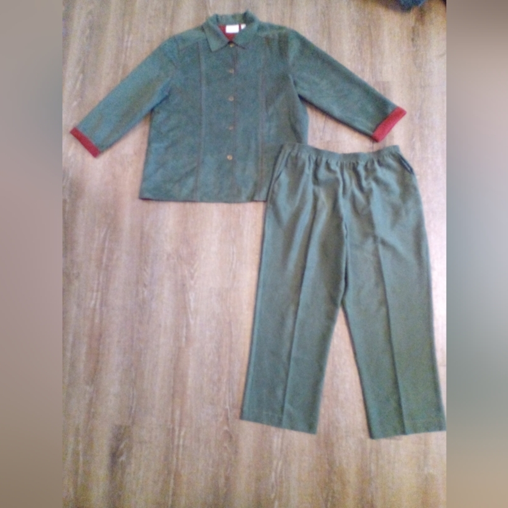 Alfred Dunner 2pc Blazer & Pants Suit.  Green with Red Accent.  Faux Suede.  16